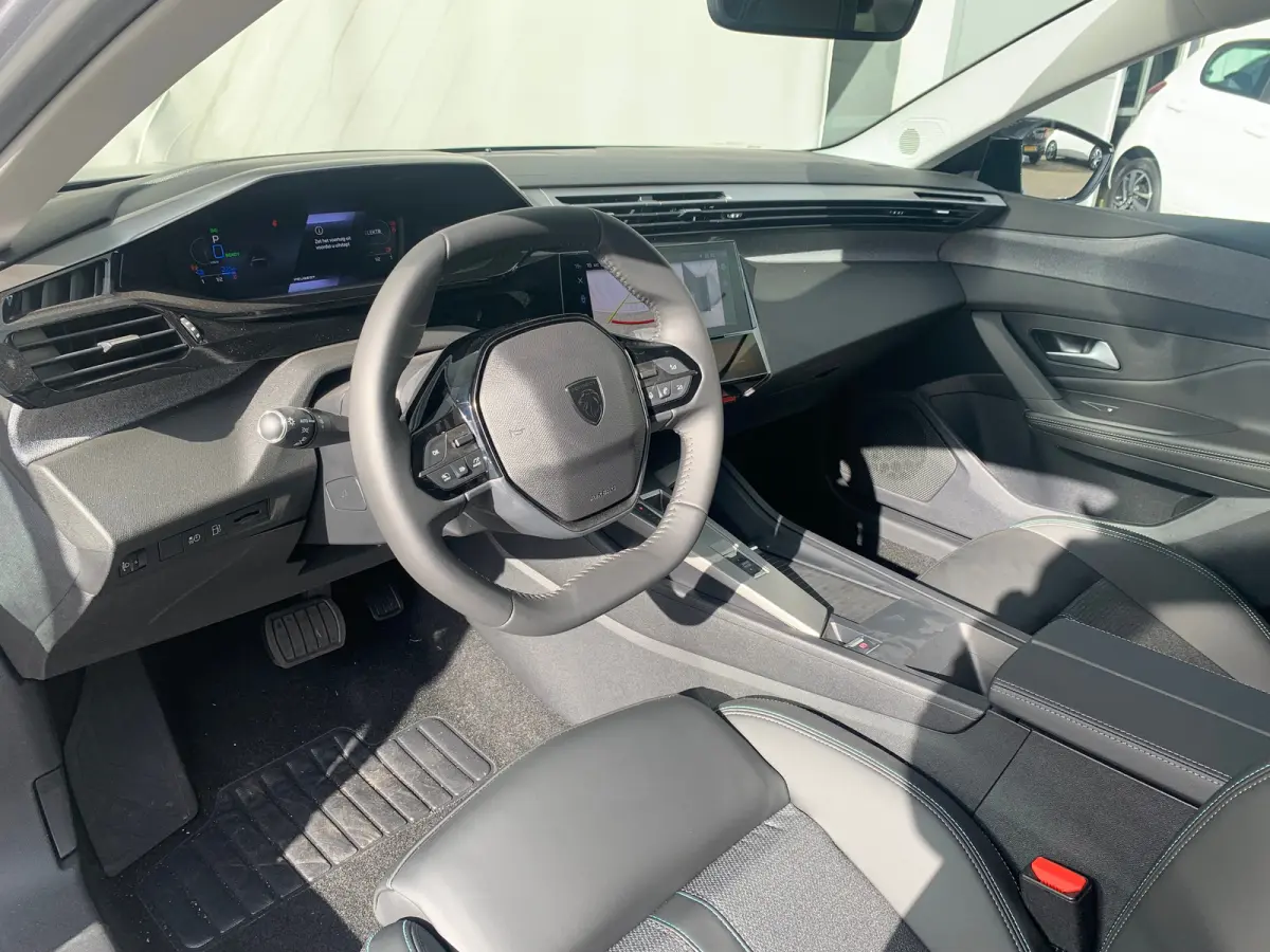 1.6 Plug-in Hybrid 180 Allure Avantage Airco | 360 Camera | Cruise Control Adaptief | 7,4kW Lader | Keyless | Navi | PDC V&A | Stoelverwarming |