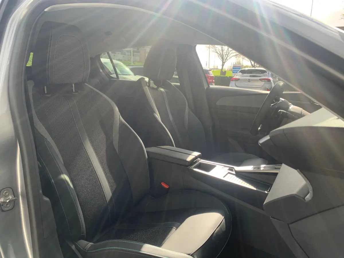 1.6 Plug-in Hybrid 180 Allure Avantage Airco | 360 Camera | Cruise Control Adaptief | 7,4kW Lader | Keyless | Navi | PDC V&A | Stoelverwarming |
