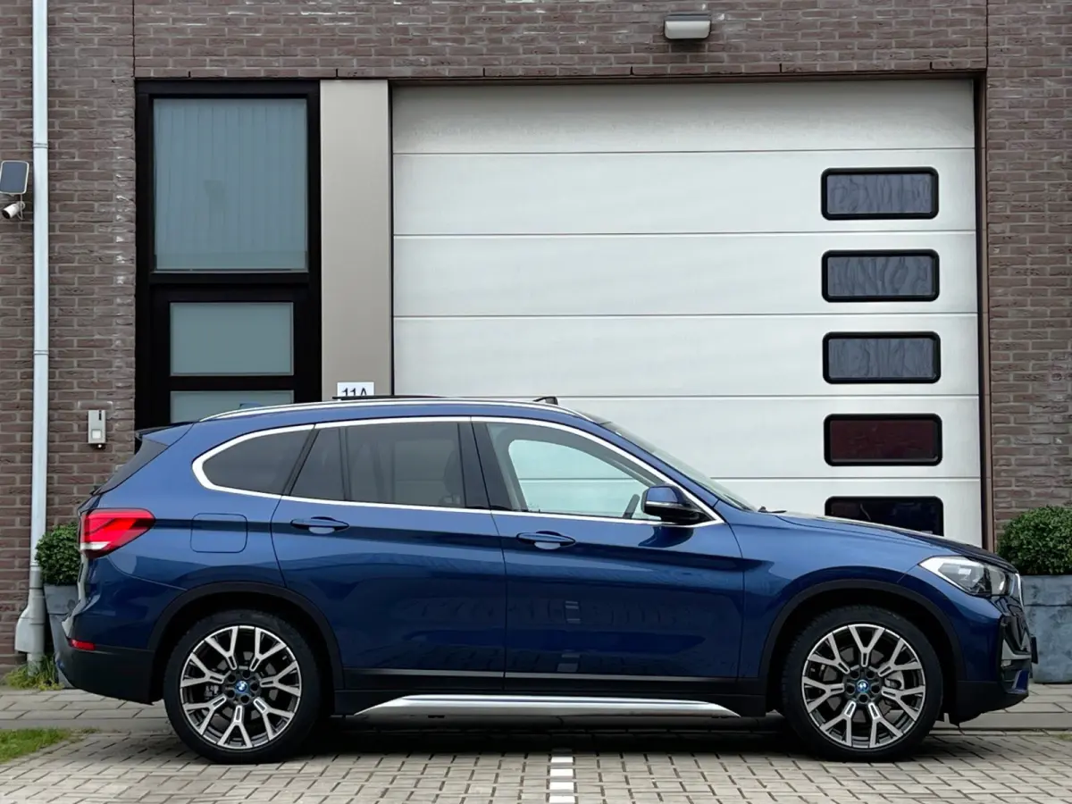 xDrive25e High Executive 220 PK Plug in Hybride | Panoramdak | Navigatie | 19" Velgen | Leder Int | Park Assist | DAB | Keyless | 1e Eigenaar!