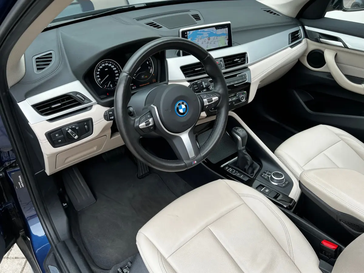 xDrive25e High Executive 220 PK Plug in Hybride | Panoramdak | Navigatie | 19" Velgen | Leder Int | Park Assist | DAB | Keyless | 1e Eigenaar!