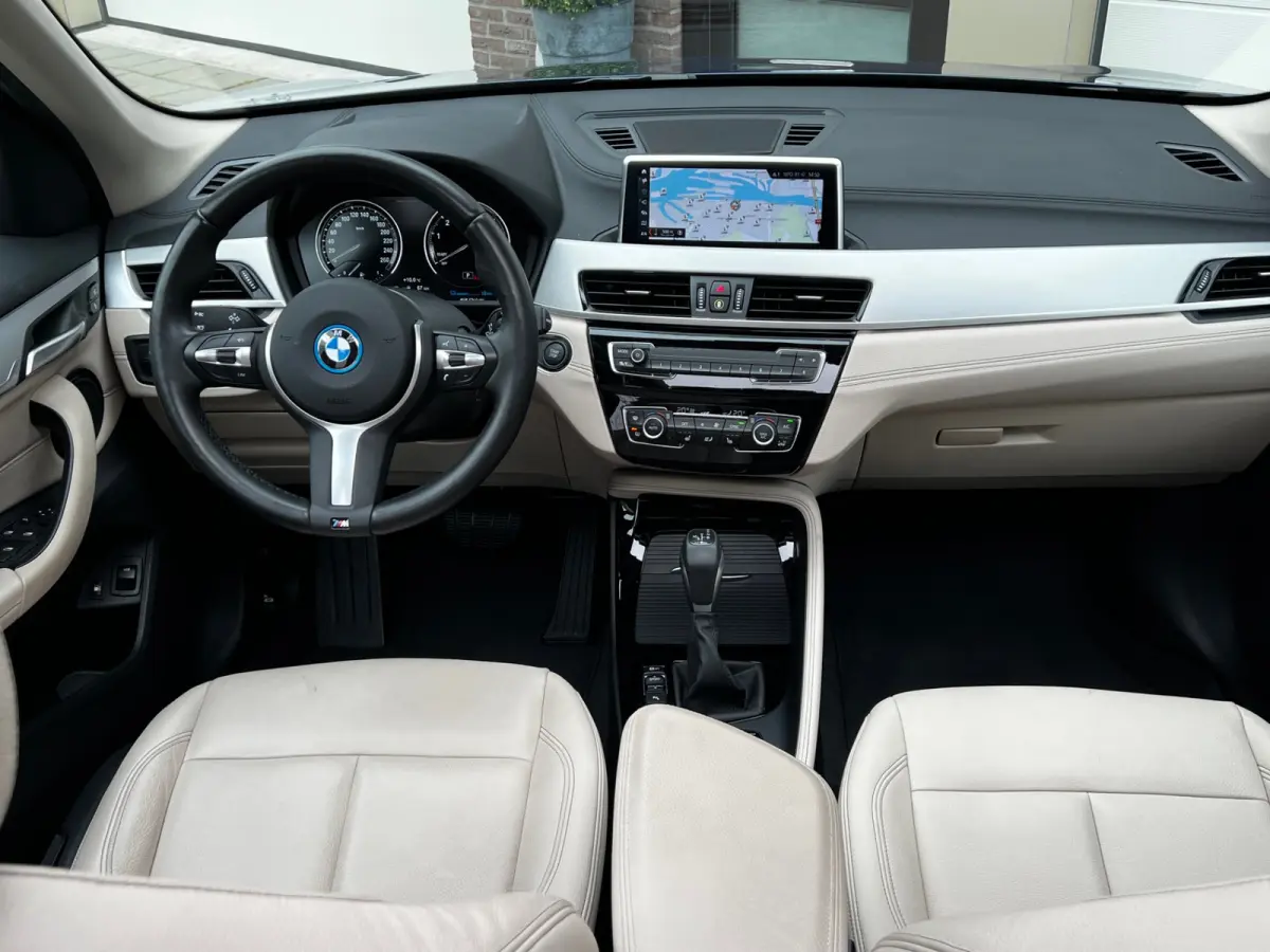 xDrive25e High Executive 220 PK Plug in Hybride | Panoramdak | Navigatie | 19" Velgen | Leder Int | Park Assist | DAB | Keyless | 1e Eigenaar!
