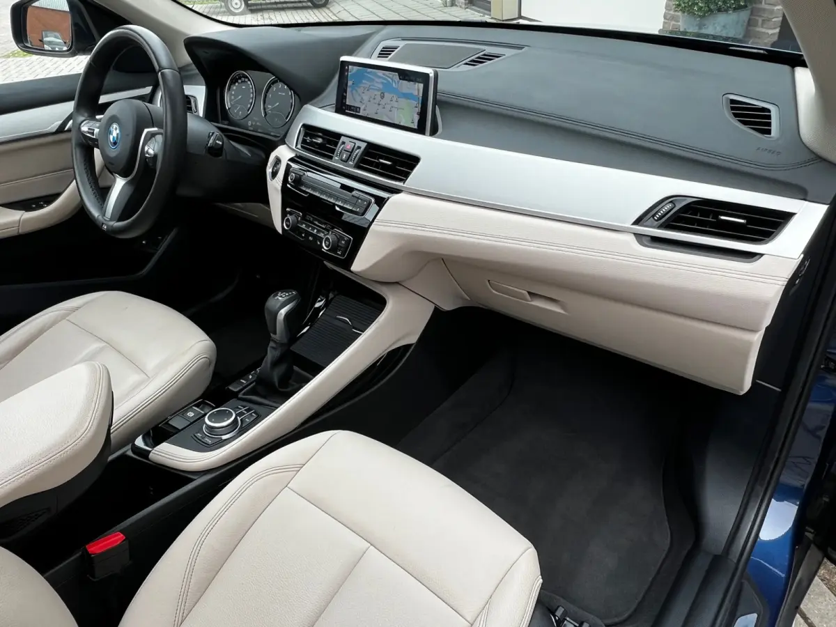 xDrive25e High Executive 220 PK Plug in Hybride | Panoramdak | Navigatie | 19" Velgen | Leder Int | Park Assist | DAB | Keyless | 1e Eigenaar!