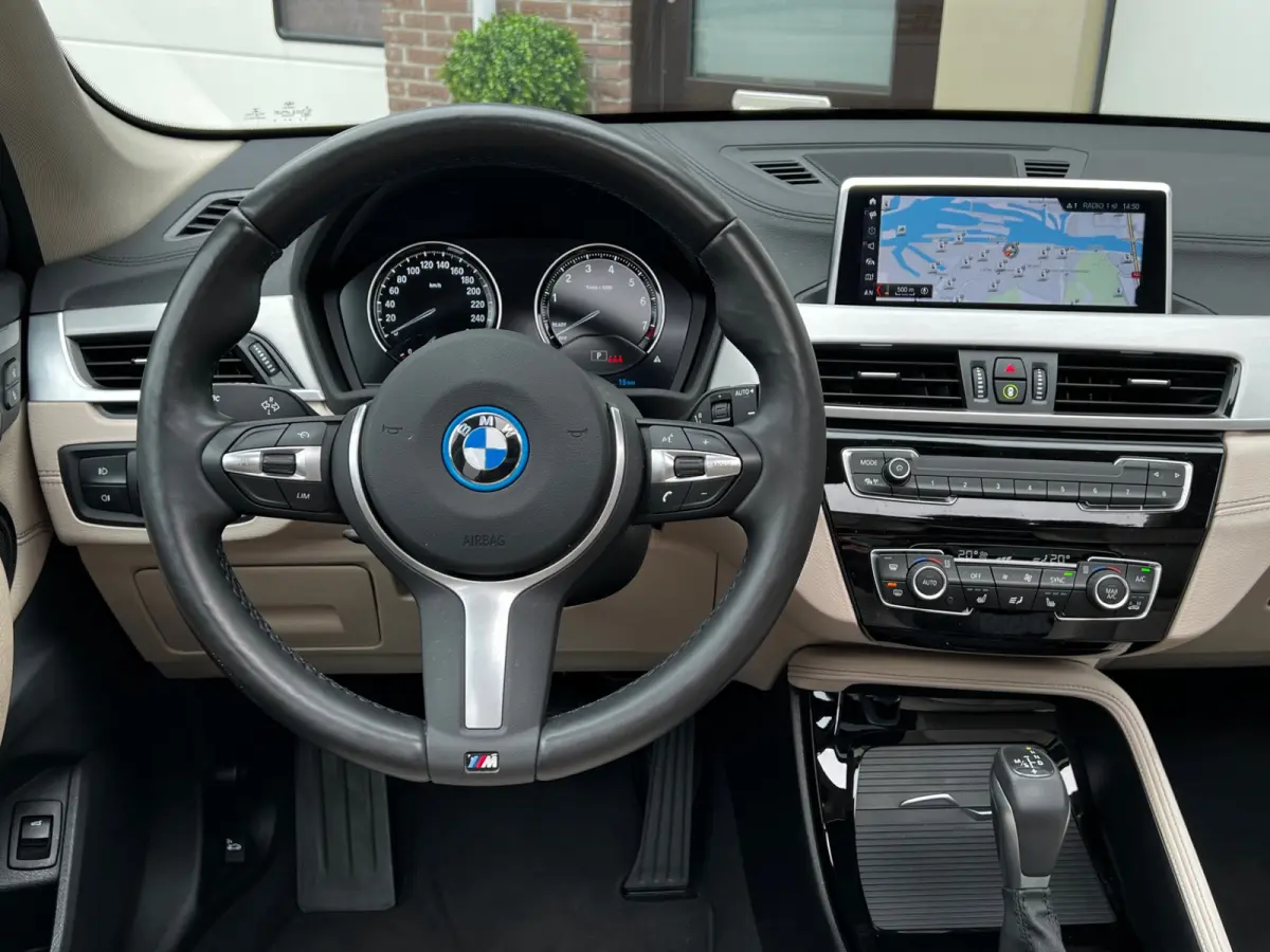 xDrive25e High Executive 220 PK Plug in Hybride | Panoramdak | Navigatie | 19" Velgen | Leder Int | Park Assist | DAB | Keyless | 1e Eigenaar!