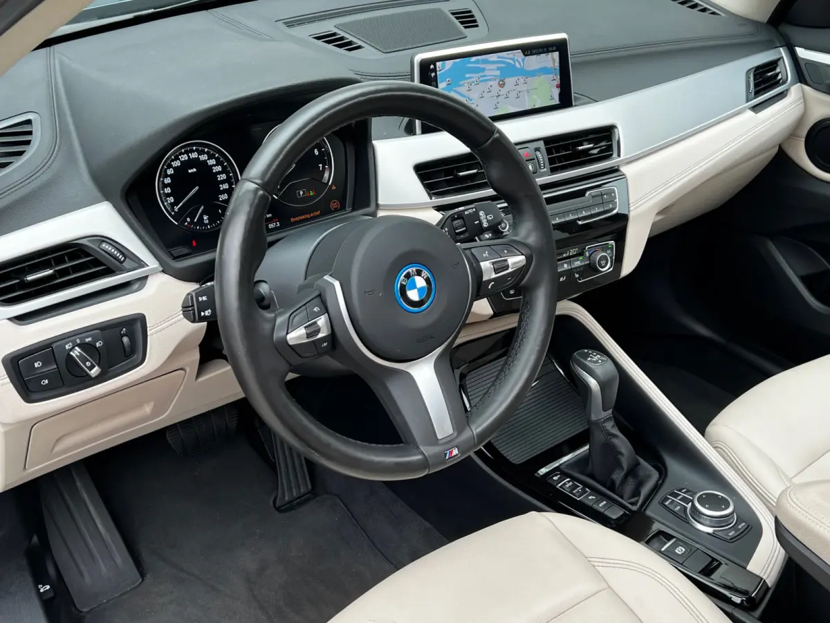 xDrive25e High Executive 220 PK Plug in Hybride | Panoramdak | Navigatie | 19" Velgen | Leder Int | Park Assist | DAB | Keyless | 1e Eigenaar!