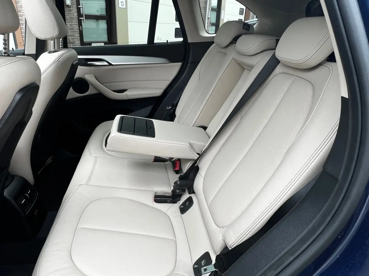 xDrive25e High Executive 220 PK Plug in Hybride | Panoramdak | Navigatie | 19" Velgen | Leder Int | Park Assist | DAB | Keyless | 1e Eigenaar!
