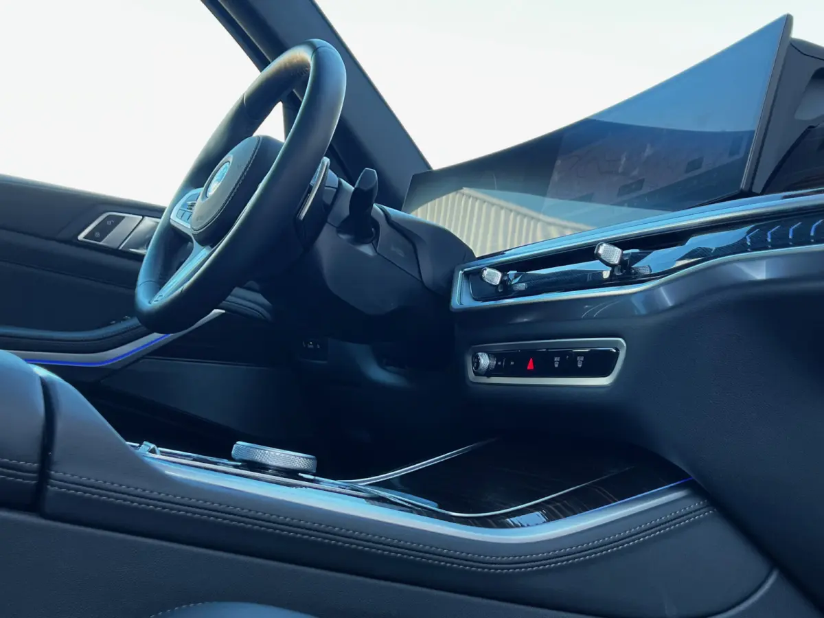 xDrive50e High Executive M Sport / BMW Nieren Iconic Glow / Head-UP / Panodak / Luchtvering / Soft Close / Harman-Kardon / 360 Camera / Trekhaak / Park Assist Prof / Individual Leder Merino 