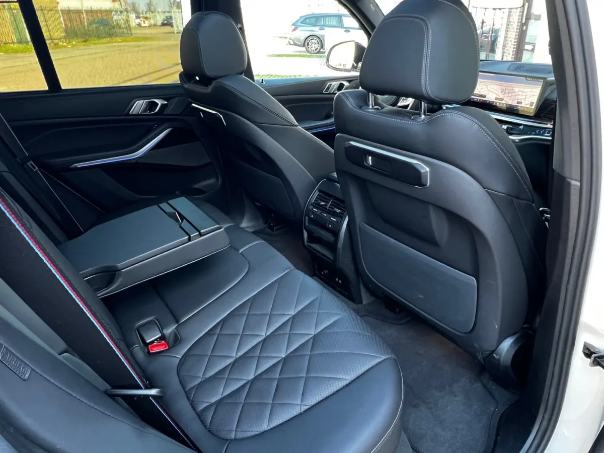 xDrive50e High Executive M Sport / BMW Nieren Iconic Glow / Head-UP / Panodak / Luchtvering / Soft Close / Harman-Kardon / 360 Camera / Trekhaak / Park Assist Prof / Individual Leder Merino 