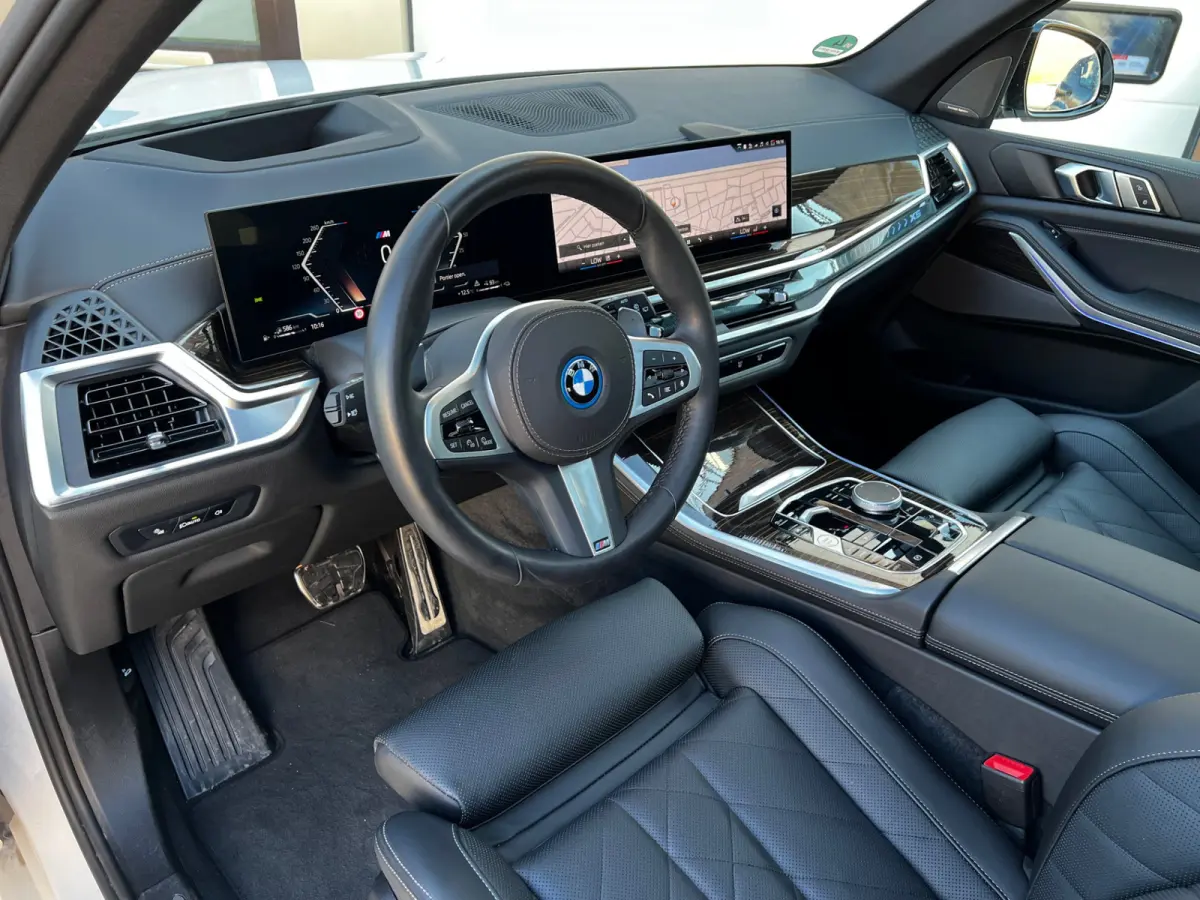 xDrive50e High Executive M Sport / BMW Nieren Iconic Glow / Head-UP / Panodak / Luchtvering / Soft Close / Harman-Kardon / 360 Camera / Trekhaak / Park Assist Prof / Individual Leder Merino 