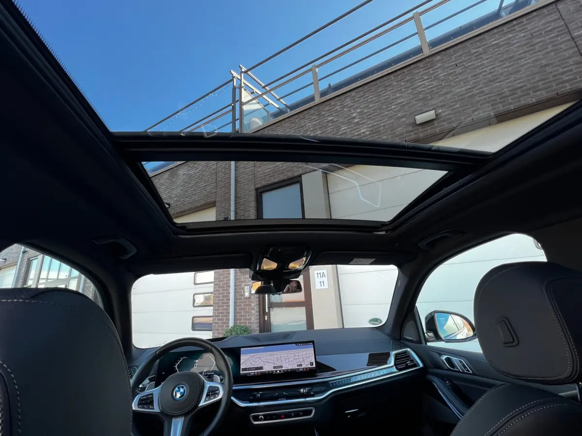 xDrive50e High Executive M Sport / BMW Nieren Iconic Glow / Head-UP / Panodak / Luchtvering / Soft Close / Harman-Kardon / 360 Camera / Trekhaak / Park Assist Prof / Individual Leder Merino 