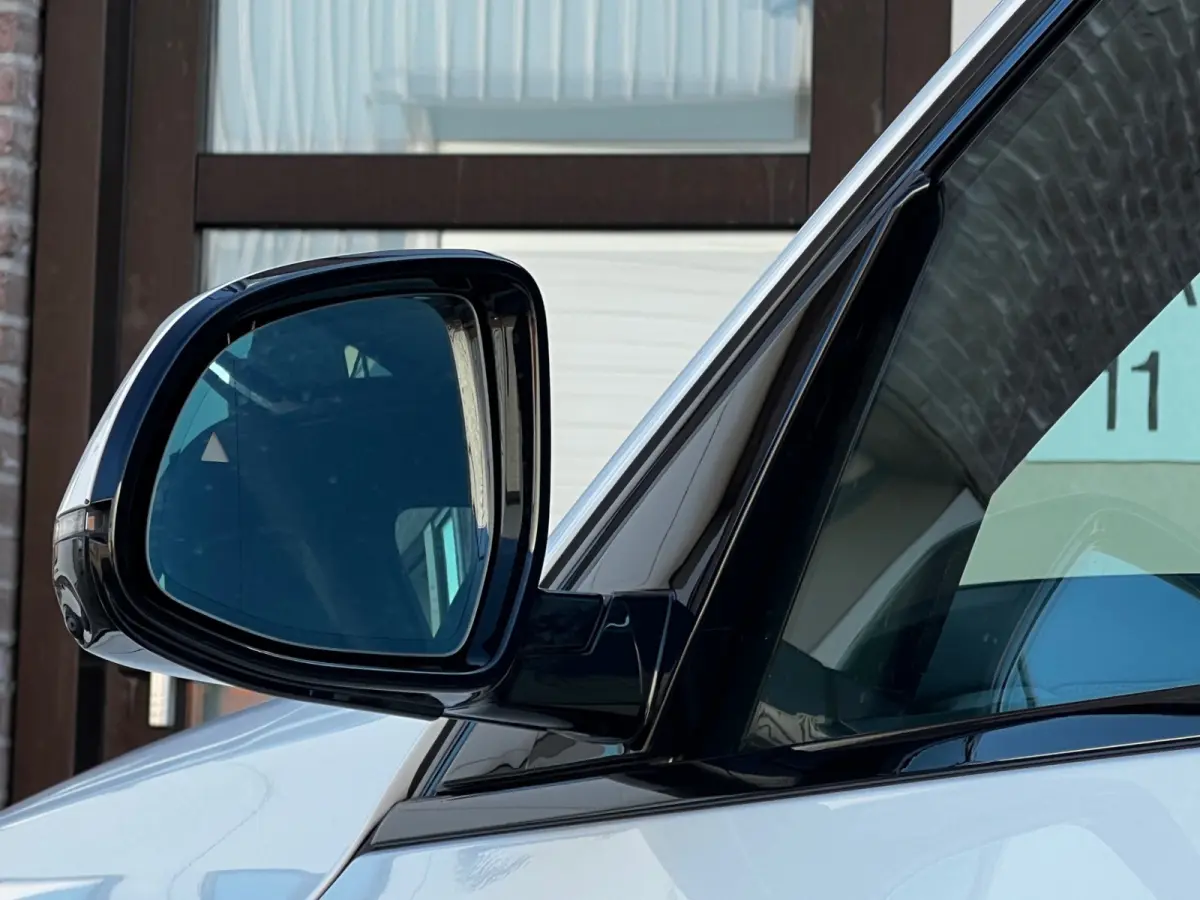 xDrive50e High Executive M Sport / BMW Nieren Iconic Glow / Head-UP / Panodak / Luchtvering / Soft Close / Harman-Kardon / 360 Camera / Trekhaak / Park Assist Prof / Individual Leder Merino 