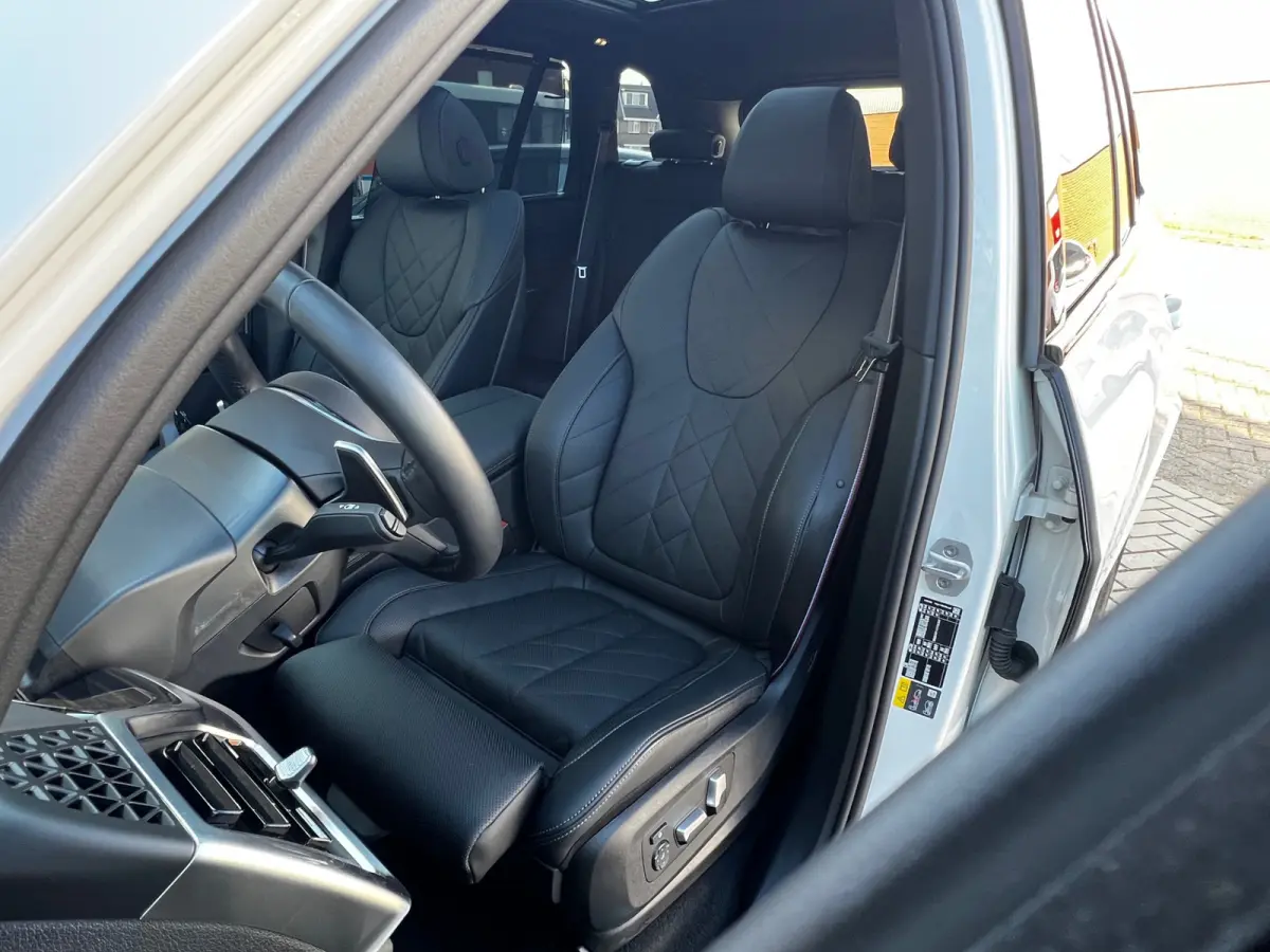 xDrive50e High Executive M Sport / BMW Nieren Iconic Glow / Head-UP / Panodak / Luchtvering / Soft Close / Harman-Kardon / 360 Camera / Trekhaak / Park Assist Prof / Individual Leder Merino 