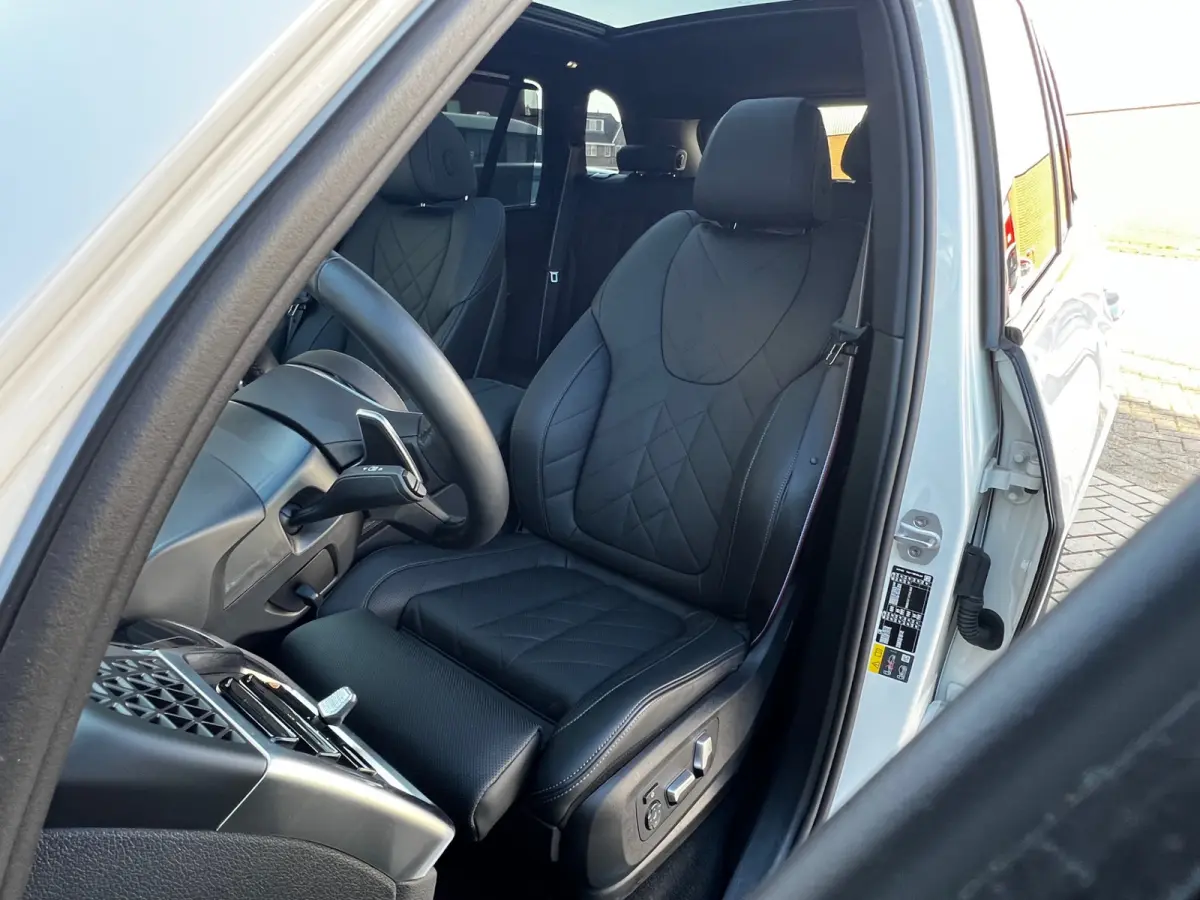 xDrive50e High Executive M Sport / BMW Nieren Iconic Glow / Head-UP / Panodak / Luchtvering / Soft Close / Harman-Kardon / 360 Camera / Trekhaak / Park Assist Prof / Individual Leder Merino 