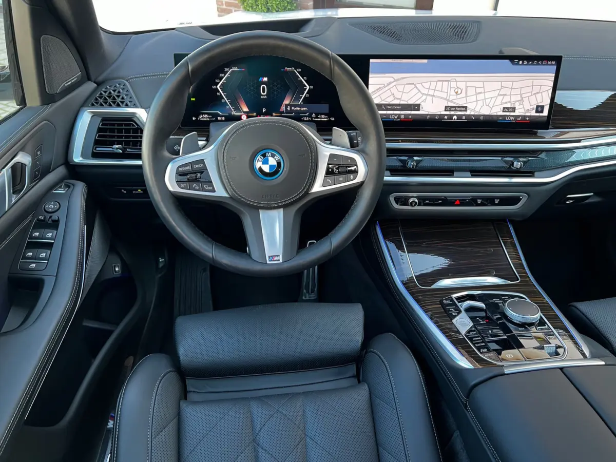 xDrive50e High Executive M Sport / BMW Nieren Iconic Glow / Head-UP / Panodak / Luchtvering / Soft Close / Harman-Kardon / 360 Camera / Trekhaak / Park Assist Prof / Individual Leder Merino 