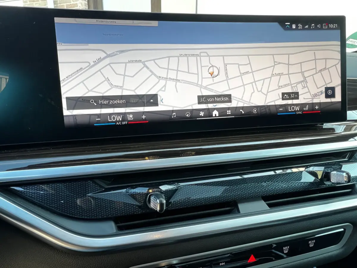 xDrive50e High Executive M Sport / BMW Nieren Iconic Glow / Head-UP / Panodak / Luchtvering / Soft Close / Harman-Kardon / 360 Camera / Trekhaak / Park Assist Prof / Individual Leder Merino 
