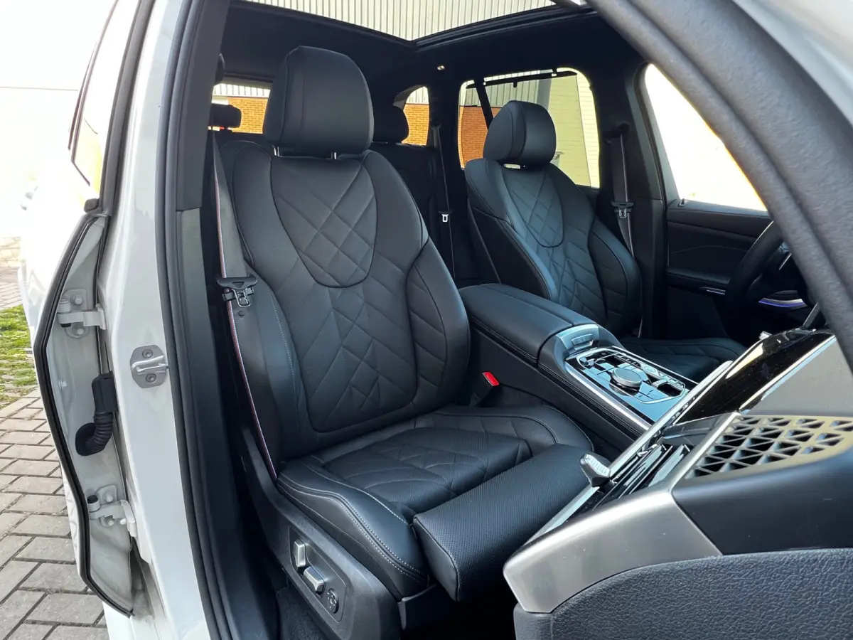xDrive50e High Executive M Sport / BMW Nieren Iconic Glow / Head-UP / Panodak / Luchtvering / Soft Close / Harman-Kardon / 360 Camera / Trekhaak / Park Assist Prof / Individual Leder Merino 