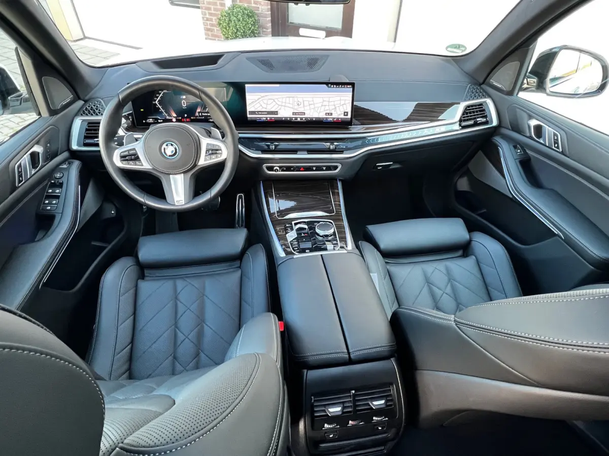 xDrive50e High Executive M Sport / BMW Nieren Iconic Glow / Head-UP / Panodak / Luchtvering / Soft Close / Harman-Kardon / 360 Camera / Trekhaak / Park Assist Prof / Individual Leder Merino 