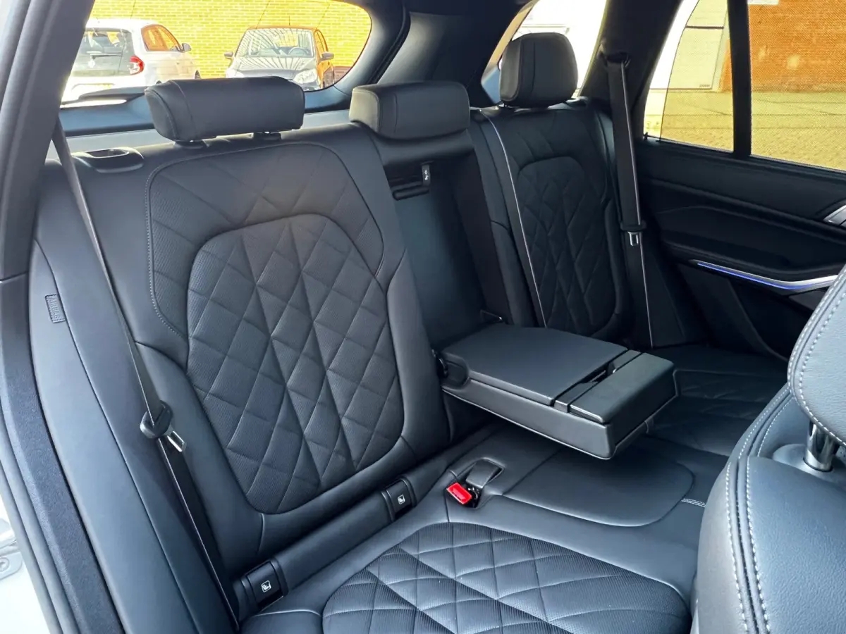 xDrive50e High Executive M Sport / BMW Nieren Iconic Glow / Head-UP / Panodak / Luchtvering / Soft Close / Harman-Kardon / 360 Camera / Trekhaak / Park Assist Prof / Individual Leder Merino 
