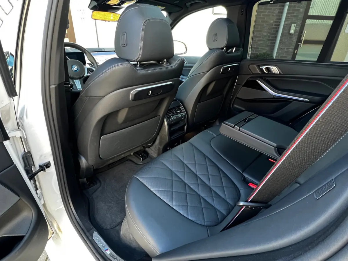 xDrive50e High Executive M Sport / BMW Nieren Iconic Glow / Head-UP / Panodak / Luchtvering / Soft Close / Harman-Kardon / 360 Camera / Trekhaak / Park Assist Prof / Individual Leder Merino 