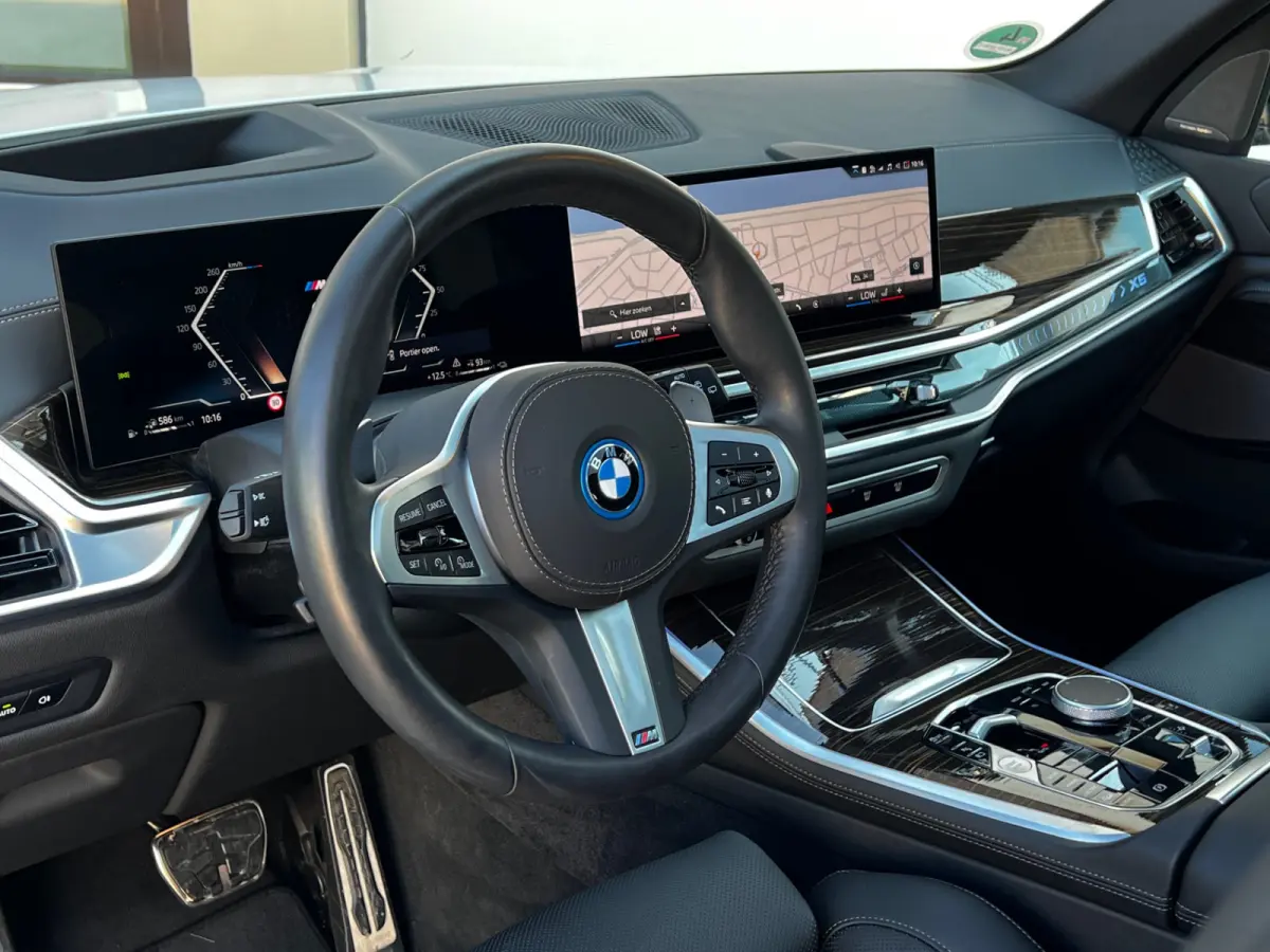 xDrive50e High Executive M Sport / BMW Nieren Iconic Glow / Head-UP / Panodak / Luchtvering / Soft Close / Harman-Kardon / 360 Camera / Trekhaak / Park Assist Prof / Individual Leder Merino 