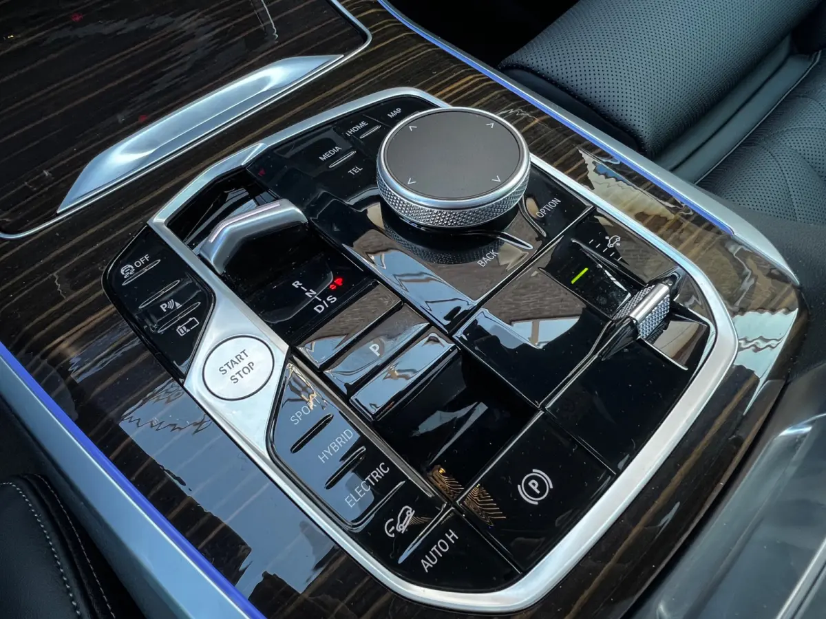 xDrive50e High Executive M Sport / BMW Nieren Iconic Glow / Head-UP / Panodak / Luchtvering / Soft Close / Harman-Kardon / 360 Camera / Trekhaak / Park Assist Prof / Individual Leder Merino 