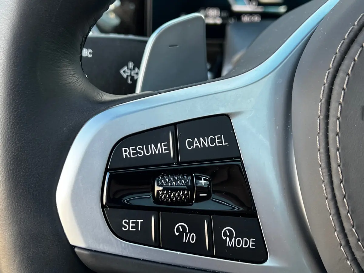 xDrive50e High Executive M Sport / BMW Nieren Iconic Glow / Head-UP / Panodak / Luchtvering / Soft Close / Harman-Kardon / 360 Camera / Trekhaak / Park Assist Prof / Individual Leder Merino 
