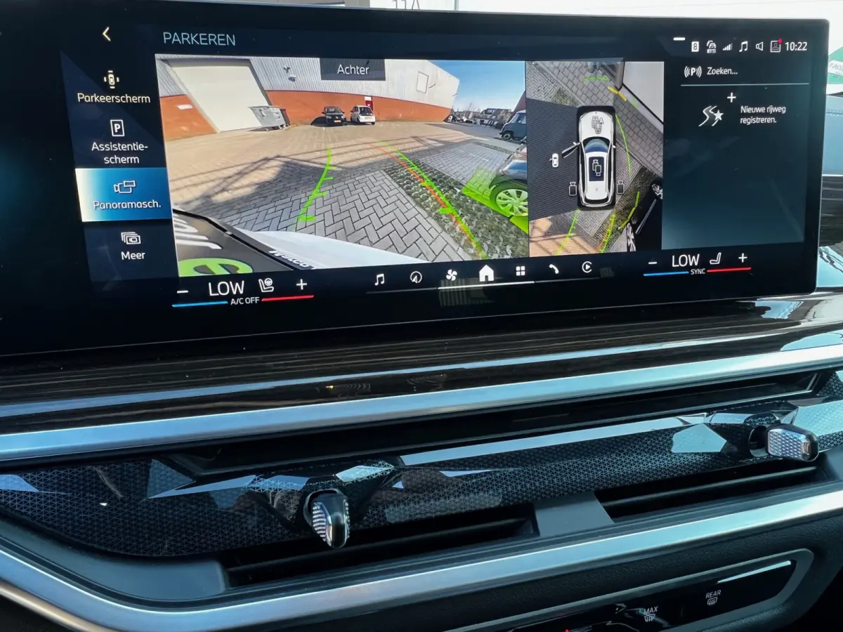 xDrive50e High Executive M Sport / BMW Nieren Iconic Glow / Head-UP / Panodak / Luchtvering / Soft Close / Harman-Kardon / 360 Camera / Trekhaak / Park Assist Prof / Individual Leder Merino 