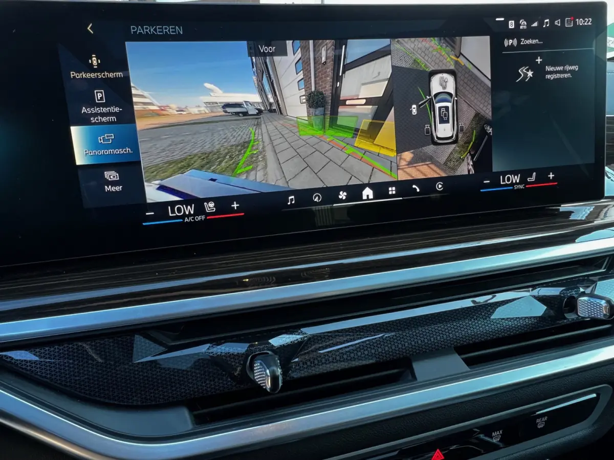 xDrive50e High Executive M Sport / BMW Nieren Iconic Glow / Head-UP / Panodak / Luchtvering / Soft Close / Harman-Kardon / 360 Camera / Trekhaak / Park Assist Prof / Individual Leder Merino 