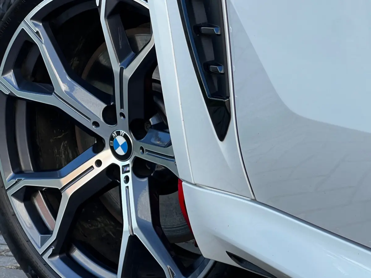 xDrive50e High Executive M Sport / BMW Nieren Iconic Glow / Head-UP / Panodak / Luchtvering / Soft Close / Harman-Kardon / 360 Camera / Trekhaak / Park Assist Prof / Individual Leder Merino 