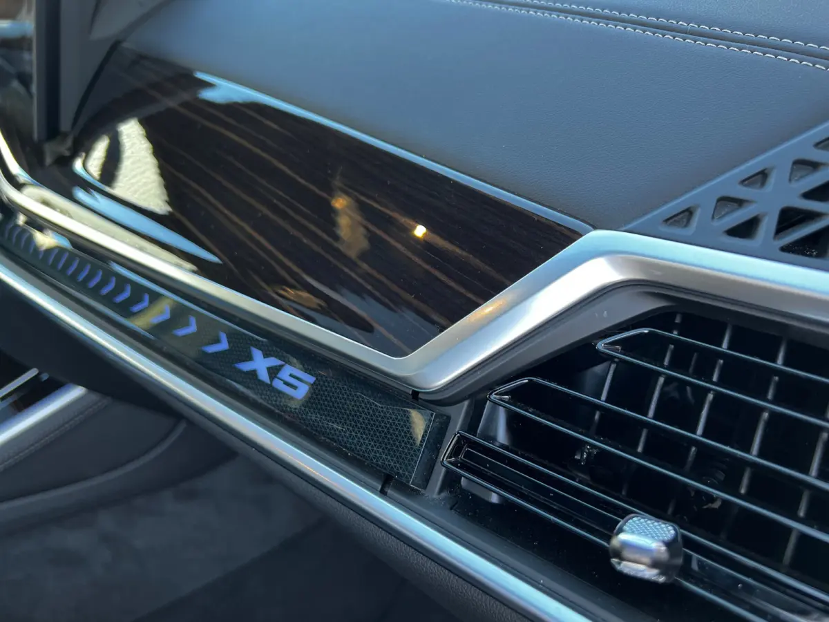 xDrive50e High Executive M Sport / BMW Nieren Iconic Glow / Head-UP / Panodak / Luchtvering / Soft Close / Harman-Kardon / 360 Camera / Trekhaak / Park Assist Prof / Individual Leder Merino 