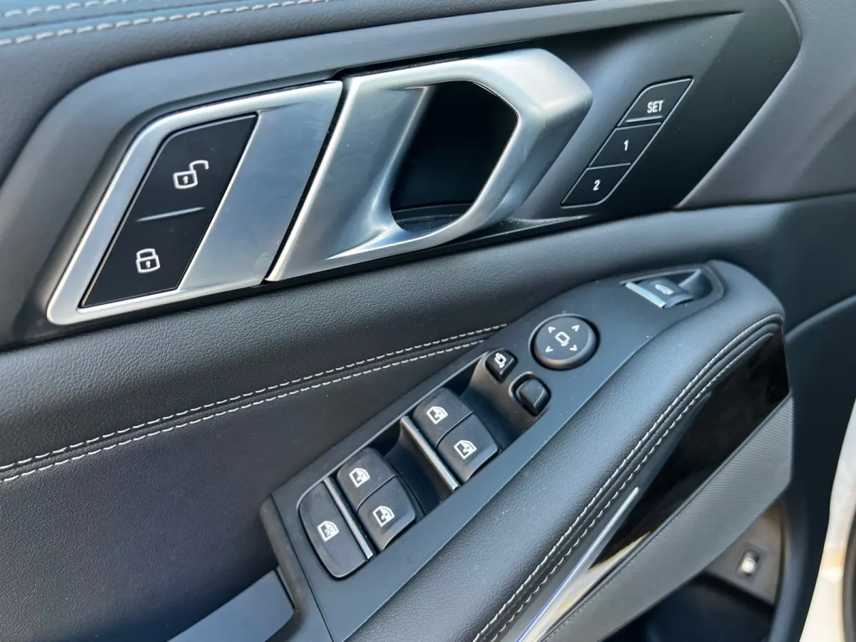 xDrive50e High Executive M Sport / BMW Nieren Iconic Glow / Head-UP / Panodak / Luchtvering / Soft Close / Harman-Kardon / 360 Camera / Trekhaak / Park Assist Prof / Individual Leder Merino 