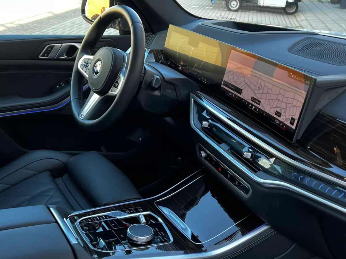 xDrive50e High Executive M Sport / BMW Nieren Iconic Glow / Head-UP / Panodak / Luchtvering / Soft Close / Harman-Kardon / 360 Camera / Trekhaak / Park Assist Prof / Individual Leder Merino 