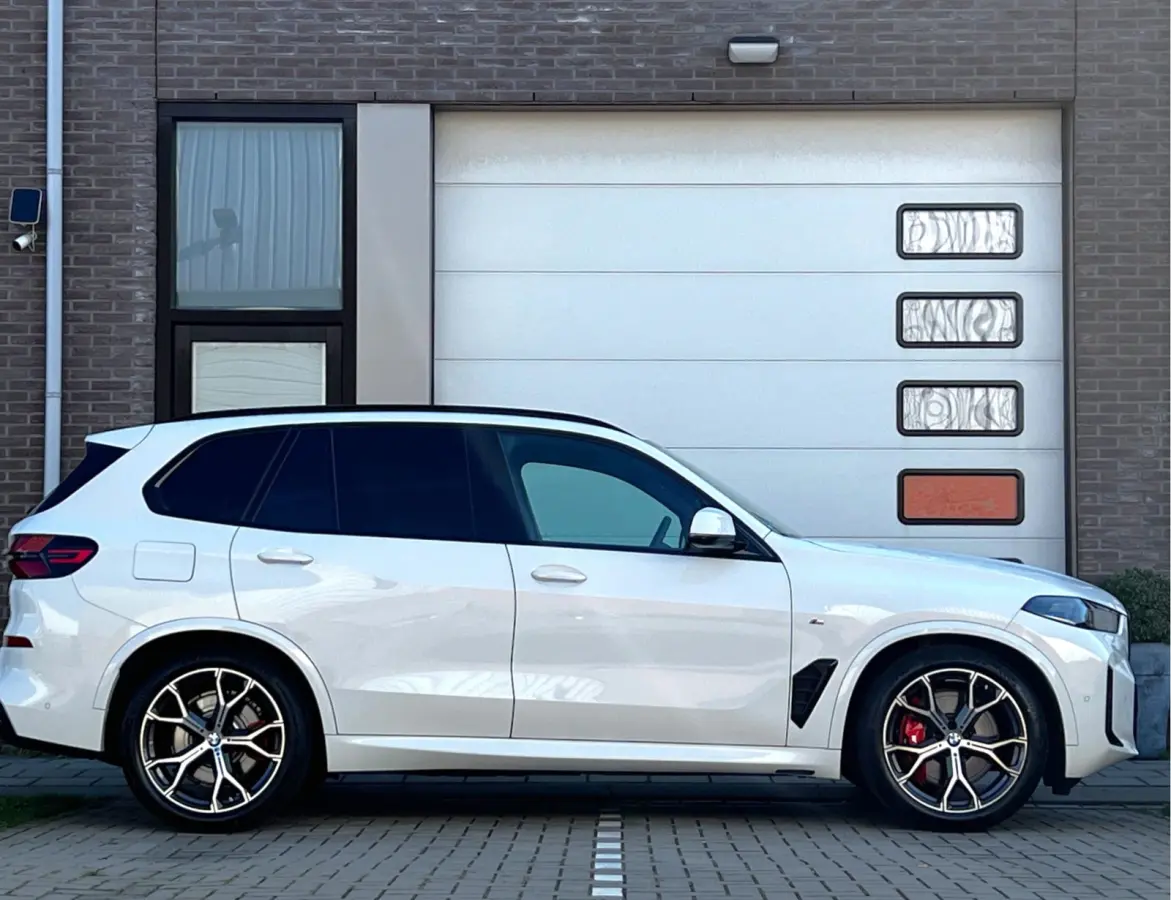 xDrive50e High Executive M Sport / BMW Nieren Iconic Glow / Head-UP / Panodak / Luchtvering / Soft Close / Harman-Kardon / 360 Camera / Trekhaak / Park Assist Prof / Individual Leder Merino 