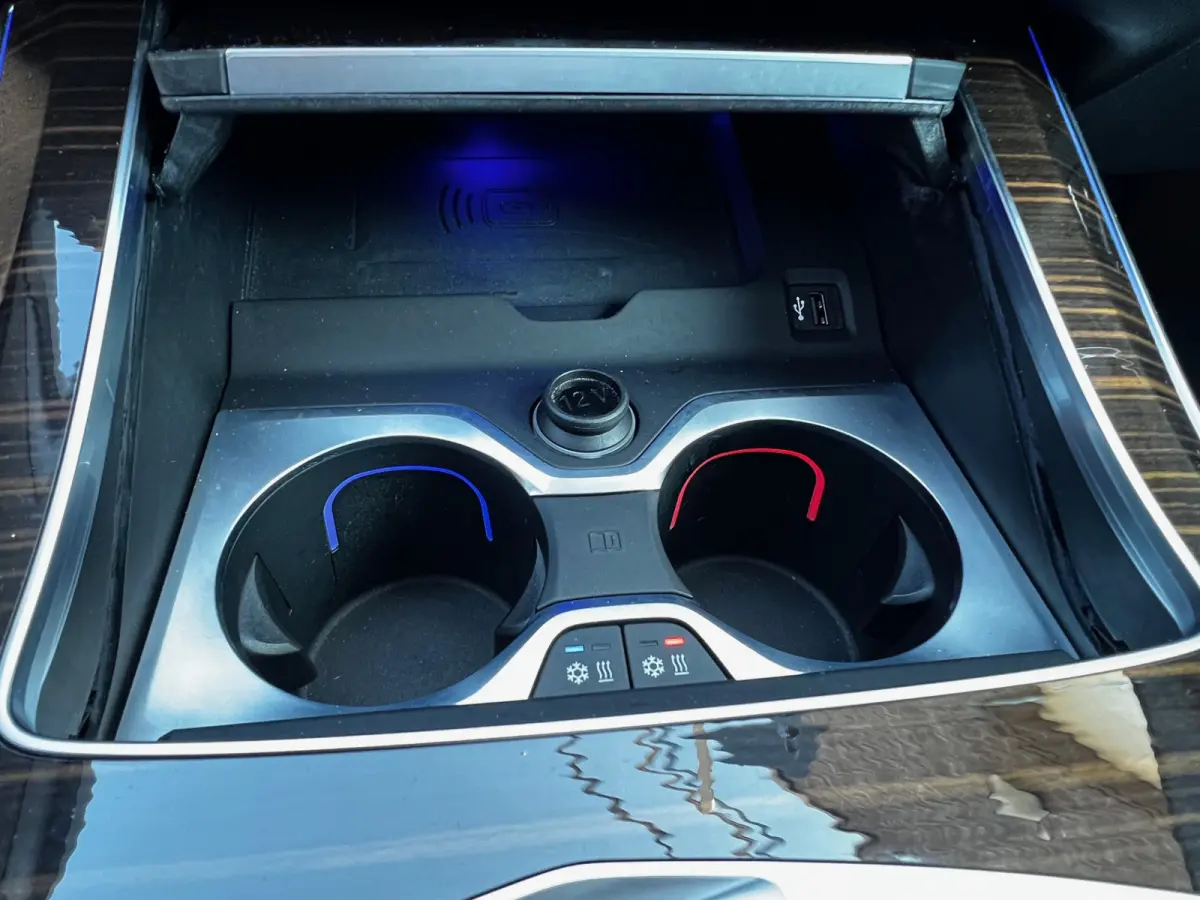 xDrive50e High Executive M Sport / BMW Nieren Iconic Glow / Head-UP / Panodak / Luchtvering / Soft Close / Harman-Kardon / 360 Camera / Trekhaak / Park Assist Prof / Individual Leder Merino 