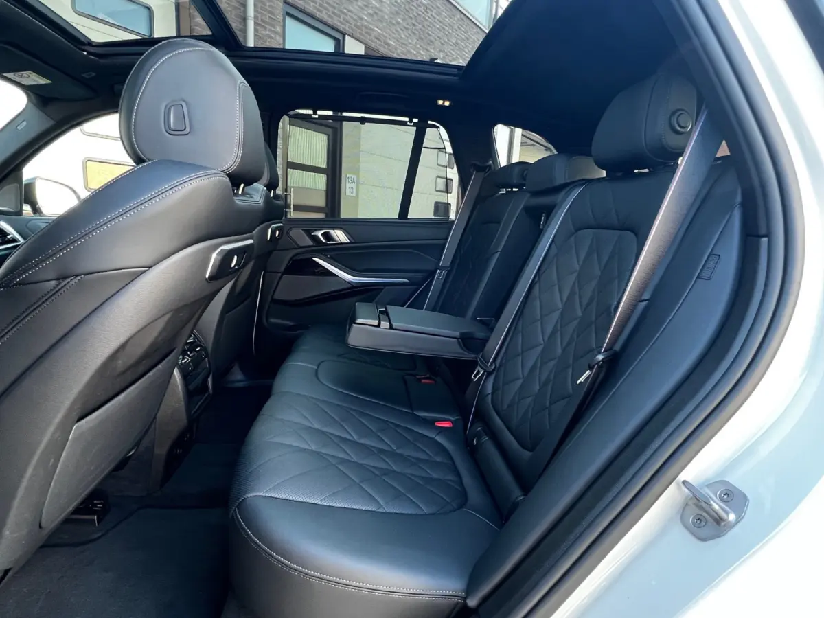 xDrive50e High Executive M Sport / BMW Nieren Iconic Glow / Head-UP / Panodak / Luchtvering / Soft Close / Harman-Kardon / 360 Camera / Trekhaak / Park Assist Prof / Individual Leder Merino 