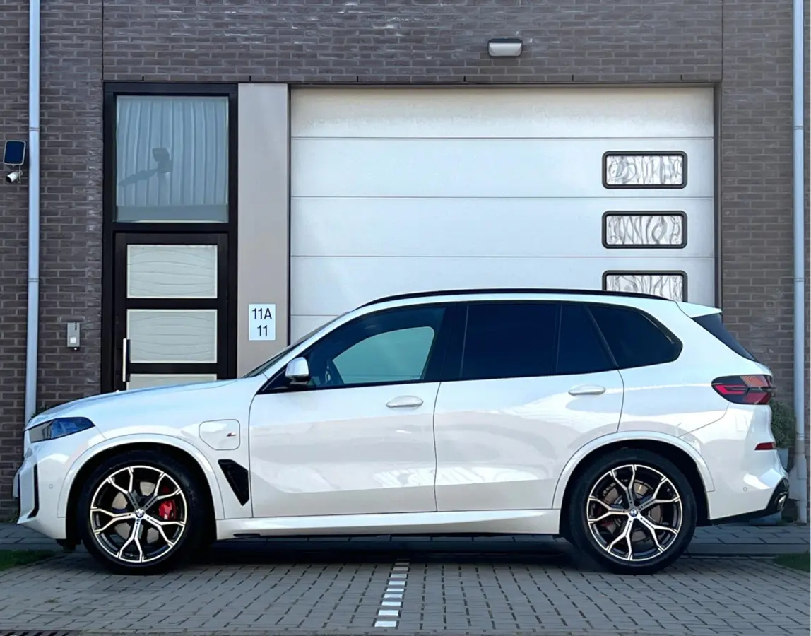 xDrive50e High Executive M Sport / BMW Nieren Iconic Glow / Head-UP / Panodak / Luchtvering / Soft Close / Harman-Kardon / 360 Camera / Trekhaak / Park Assist Prof / Individual Leder Merino 