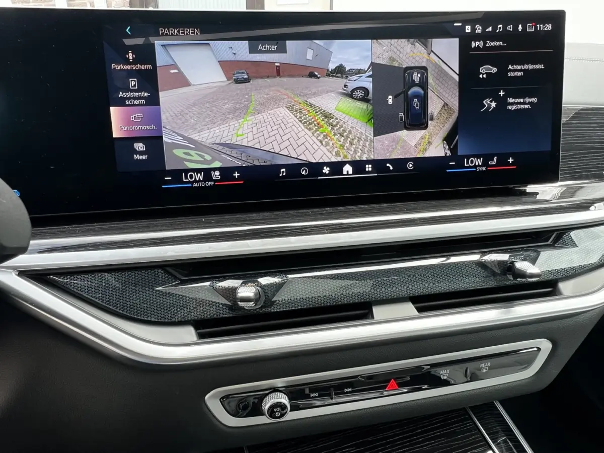 xDrive50e High Executive M Sport | Sky Lounge | Achteras Besturing | BMW Nieren Iconic Glow | Head-UP | Panodak Sky Lounge | Luchtvering | Soft Close | Harman-Kardon | 360 Camera | Trekhaak 