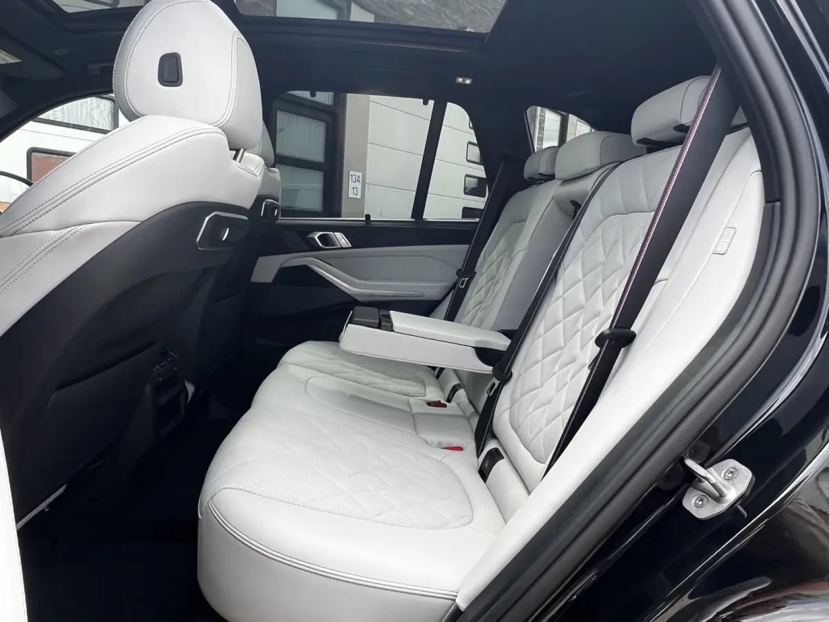 xDrive50e High Executive M Sport | Sky Lounge | Achteras Besturing | BMW Nieren Iconic Glow | Head-UP | Panodak Sky Lounge | Luchtvering | Soft Close | Harman-Kardon | 360 Camera | Trekhaak 
