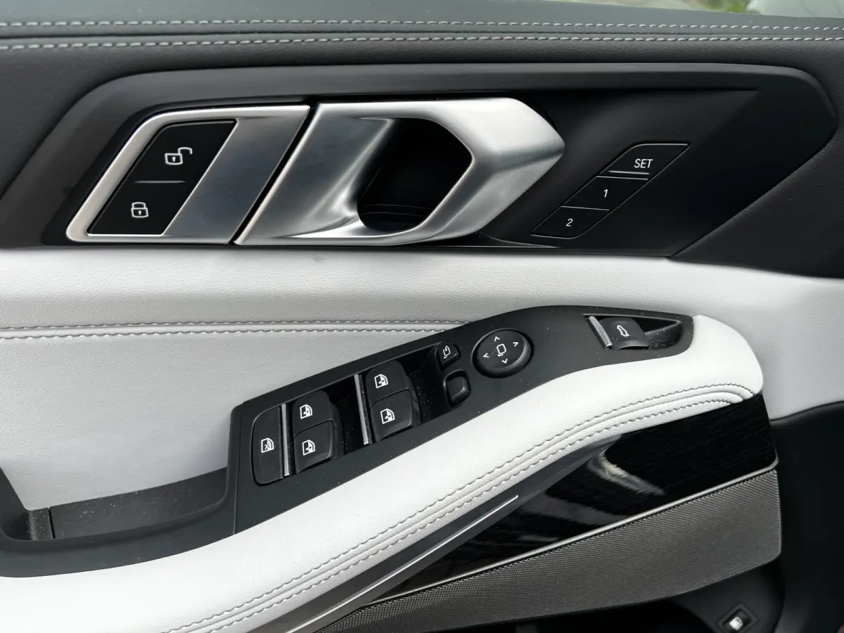 xDrive50e High Executive M Sport | Sky Lounge | Achteras Besturing | BMW Nieren Iconic Glow | Head-UP | Panodak Sky Lounge | Luchtvering | Soft Close | Harman-Kardon | 360 Camera | Trekhaak 
