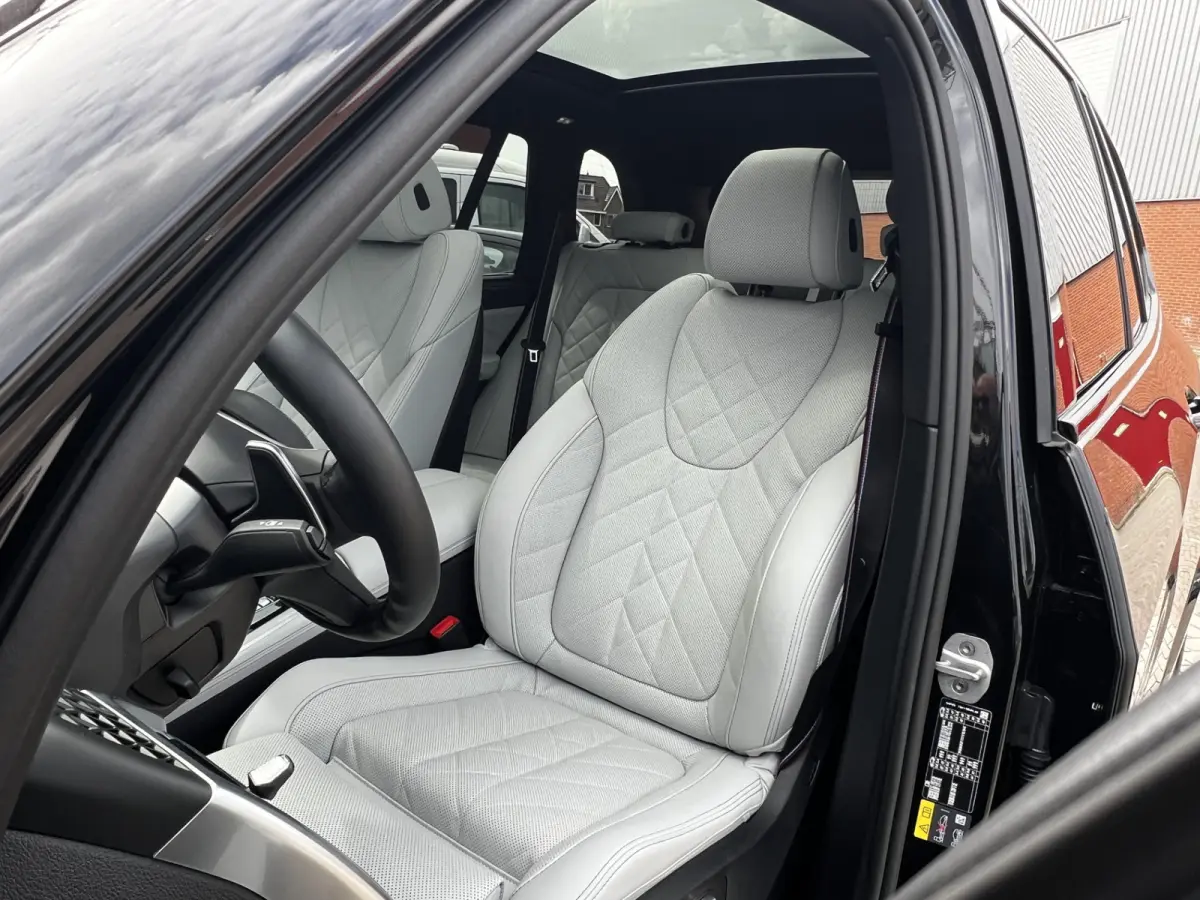 xDrive50e High Executive M Sport | Sky Lounge | Achteras Besturing | BMW Nieren Iconic Glow | Head-UP | Panodak Sky Lounge | Luchtvering | Soft Close | Harman-Kardon | 360 Camera | Trekhaak 