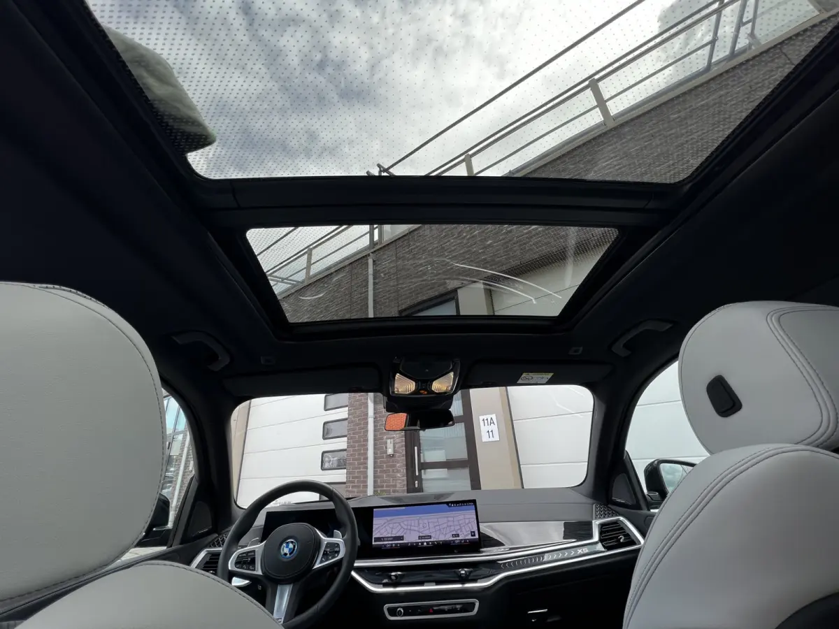 xDrive50e High Executive M Sport | Sky Lounge | Achteras Besturing | BMW Nieren Iconic Glow | Head-UP | Panodak Sky Lounge | Luchtvering | Soft Close | Harman-Kardon | 360 Camera | Trekhaak 