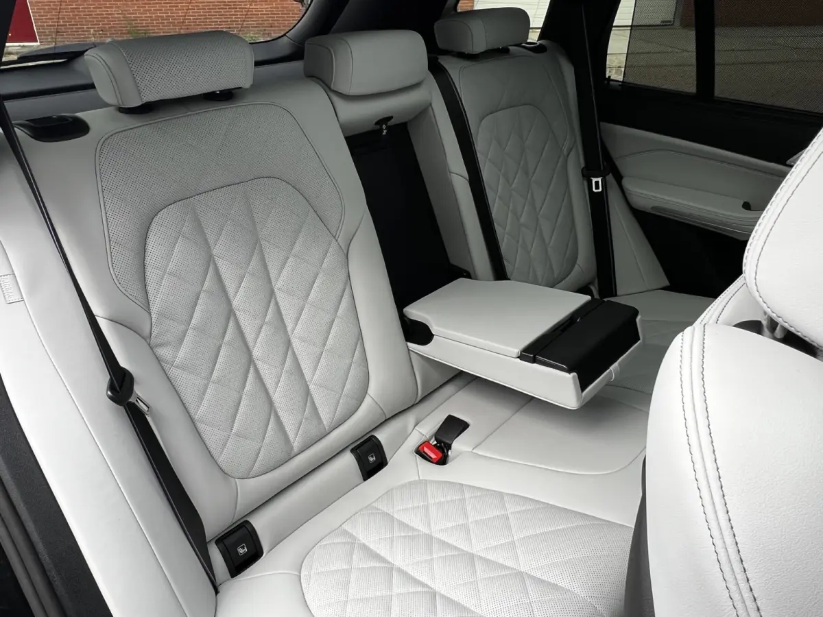 xDrive50e High Executive M Sport | Sky Lounge | Achteras Besturing | BMW Nieren Iconic Glow | Head-UP | Panodak Sky Lounge | Luchtvering | Soft Close | Harman-Kardon | 360 Camera | Trekhaak 