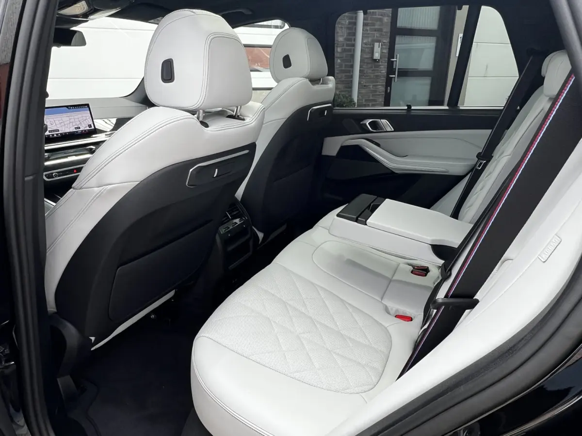 xDrive50e High Executive M Sport | Sky Lounge | Achteras Besturing | BMW Nieren Iconic Glow | Head-UP | Panodak Sky Lounge | Luchtvering | Soft Close | Harman-Kardon | 360 Camera | Trekhaak 