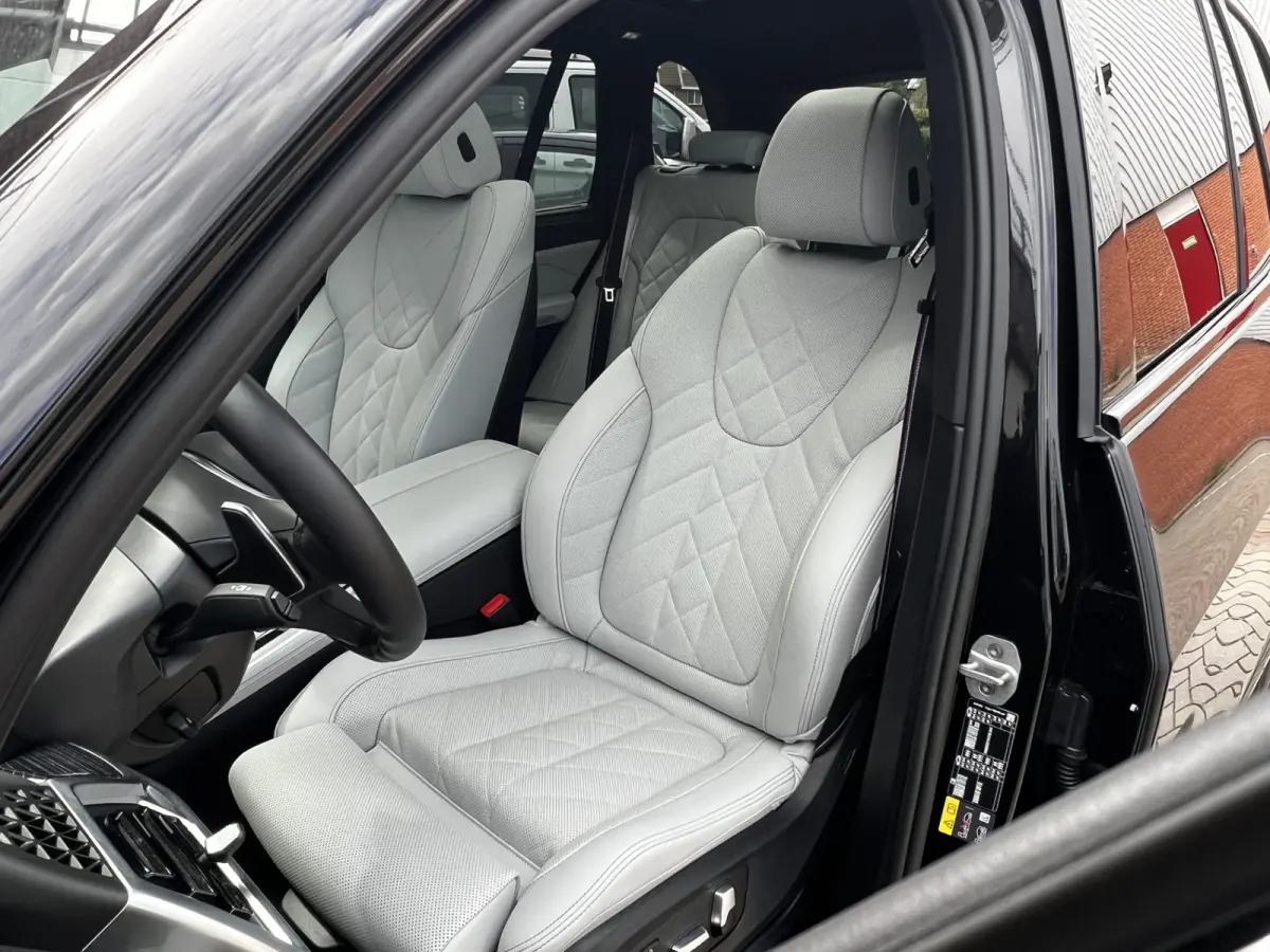 xDrive50e High Executive M Sport | Sky Lounge | Achteras Besturing | BMW Nieren Iconic Glow | Head-UP | Panodak Sky Lounge | Luchtvering | Soft Close | Harman-Kardon | 360 Camera | Trekhaak 
