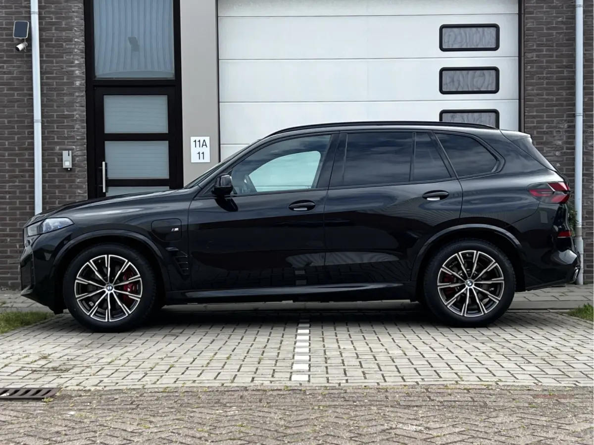 xDrive50e High Executive M Sport | Sky Lounge | Achteras Besturing | BMW Nieren Iconic Glow | Head-UP | Panodak Sky Lounge | Luchtvering | Soft Close | Harman-Kardon | 360 Camera | Trekhaak 