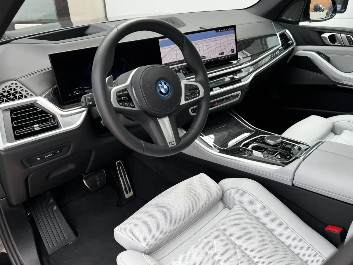 xDrive50e High Executive M Sport | Sky Lounge | Achteras Besturing | BMW Nieren Iconic Glow | Head-UP | Panodak Sky Lounge | Luchtvering | Soft Close | Harman-Kardon | 360 Camera | Trekhaak 