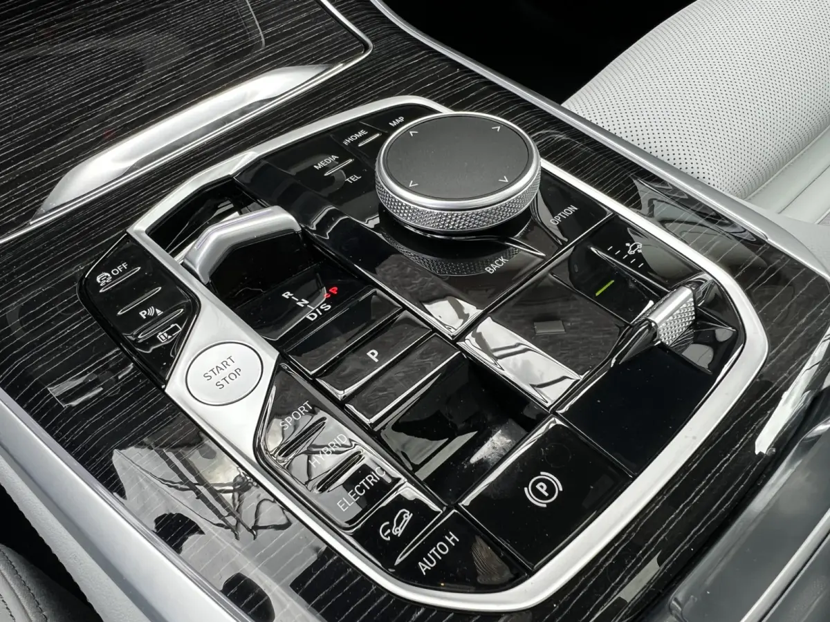 xDrive50e High Executive M Sport | Sky Lounge | Achteras Besturing | BMW Nieren Iconic Glow | Head-UP | Panodak Sky Lounge | Luchtvering | Soft Close | Harman-Kardon | 360 Camera | Trekhaak 