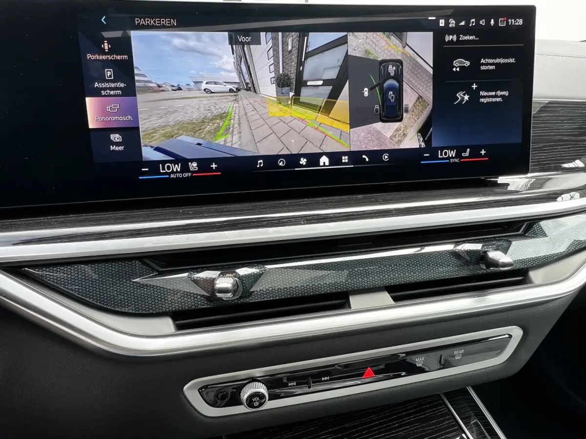 xDrive50e High Executive M Sport | Sky Lounge | Achteras Besturing | BMW Nieren Iconic Glow | Head-UP | Panodak Sky Lounge | Luchtvering | Soft Close | Harman-Kardon | 360 Camera | Trekhaak 