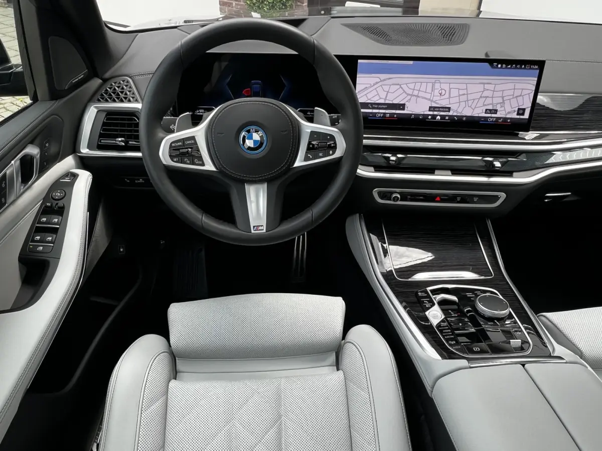 xDrive50e High Executive M Sport | Sky Lounge | Achteras Besturing | BMW Nieren Iconic Glow | Head-UP | Panodak Sky Lounge | Luchtvering | Soft Close | Harman-Kardon | 360 Camera | Trekhaak 