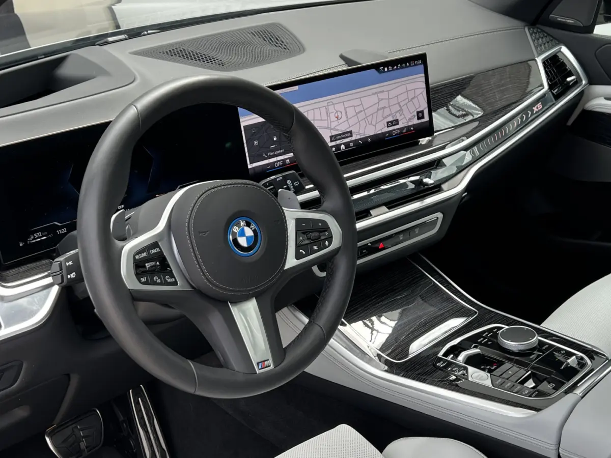 xDrive50e High Executive M Sport | Sky Lounge | Achteras Besturing | BMW Nieren Iconic Glow | Head-UP | Panodak Sky Lounge | Luchtvering | Soft Close | Harman-Kardon | 360 Camera | Trekhaak 