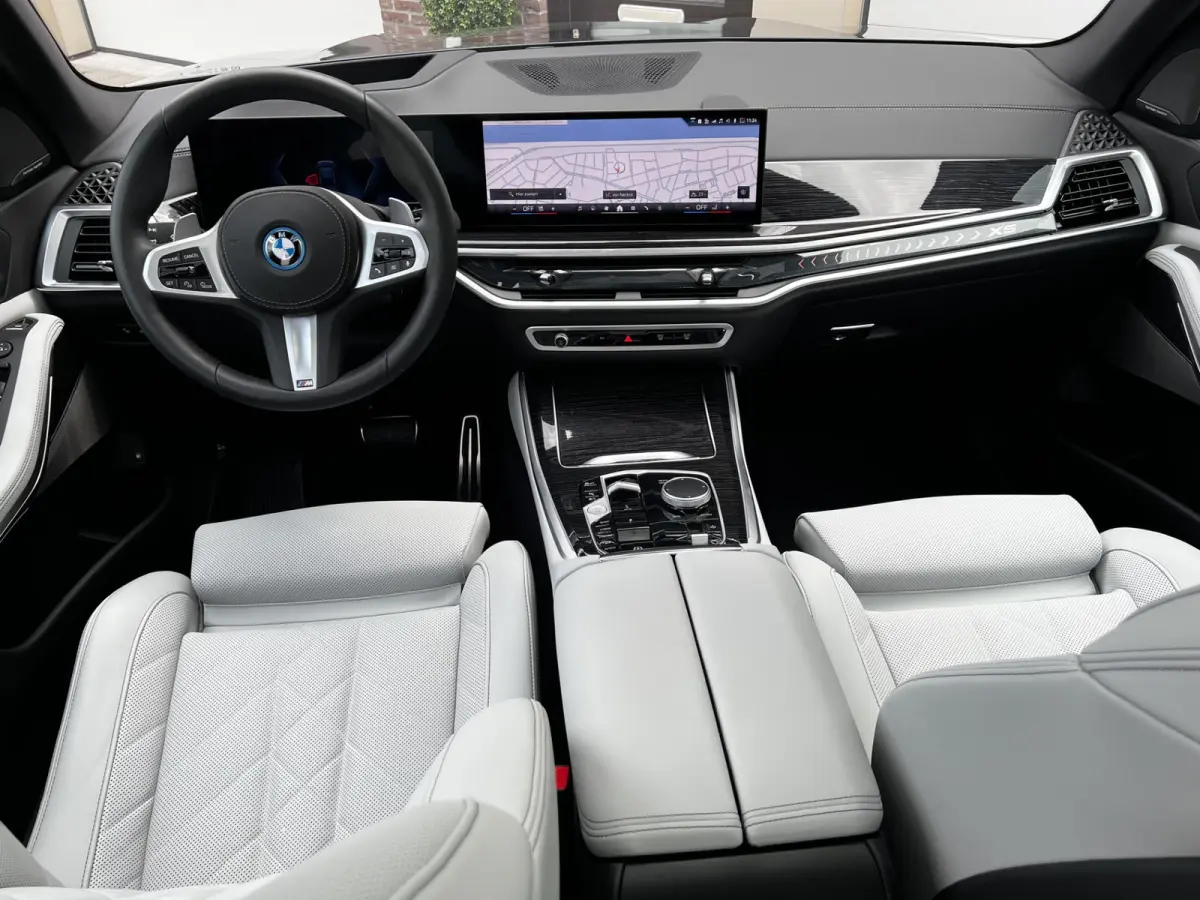 xDrive50e High Executive M Sport | Sky Lounge | Achteras Besturing | BMW Nieren Iconic Glow | Head-UP | Panodak Sky Lounge | Luchtvering | Soft Close | Harman-Kardon | 360 Camera | Trekhaak 